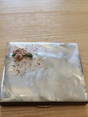 Vintage Mother-of-Pearl Daisy Compact - White and Pink Accents